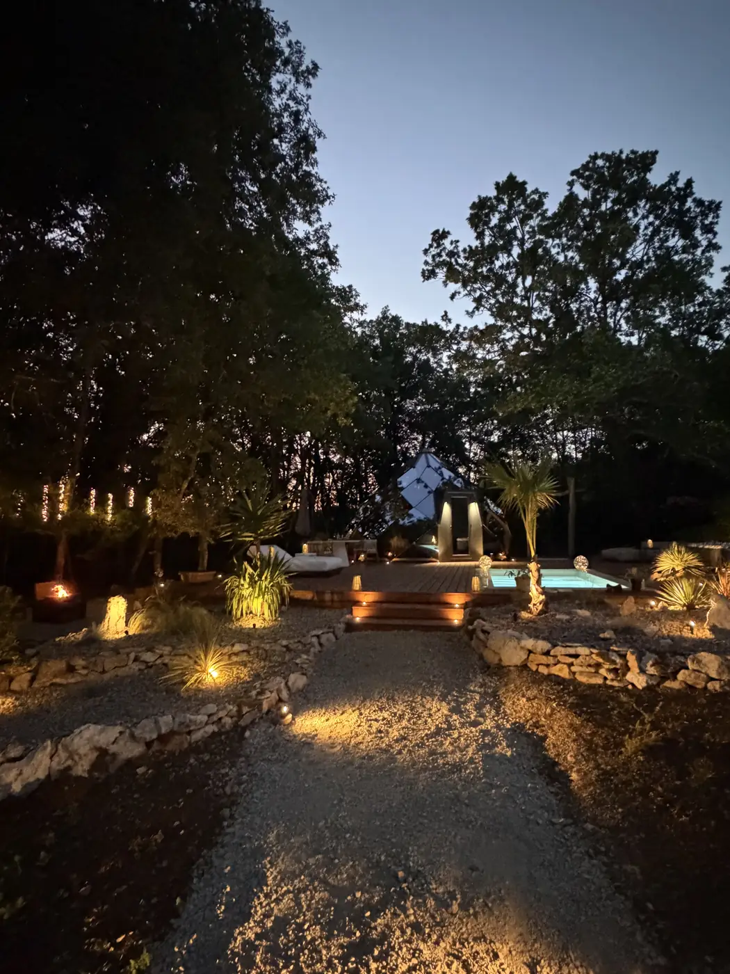 Le chemin éclairé qui mène au Zôme, à la nuit tombée