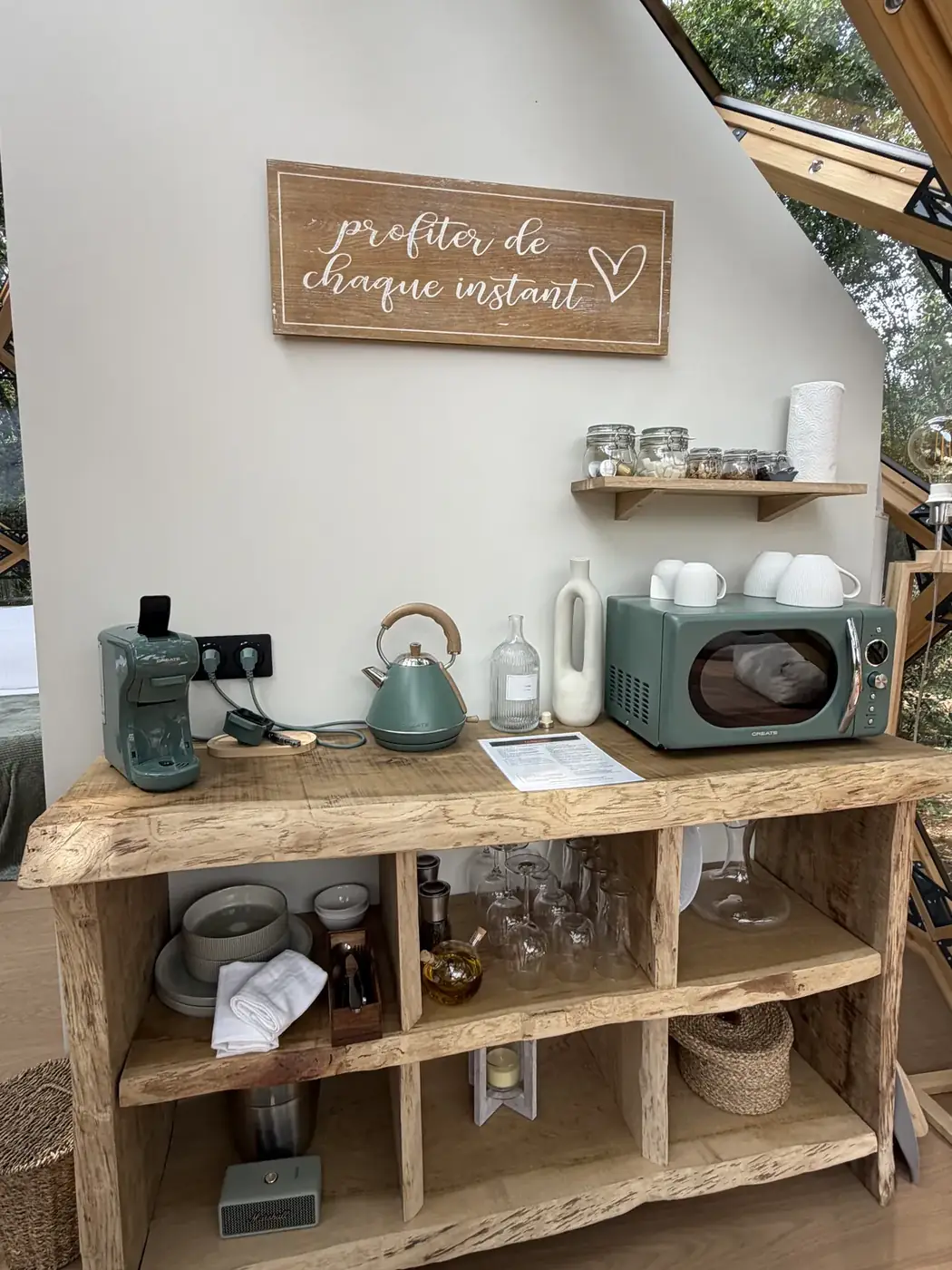 La console de bois brut : machine à café, bouilloire, micro-ondes