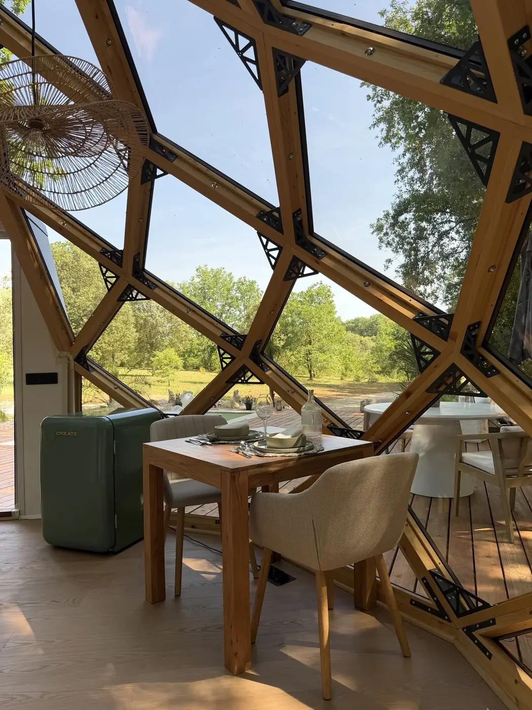 La table pour deux dans le Zôme, la forêt derrière le verre