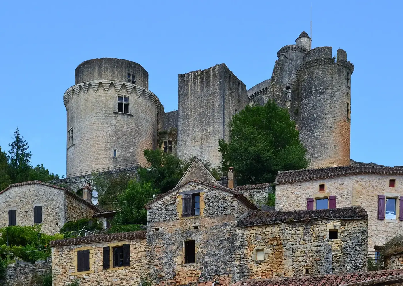 Le château de Bonaguil au-dessus de son village