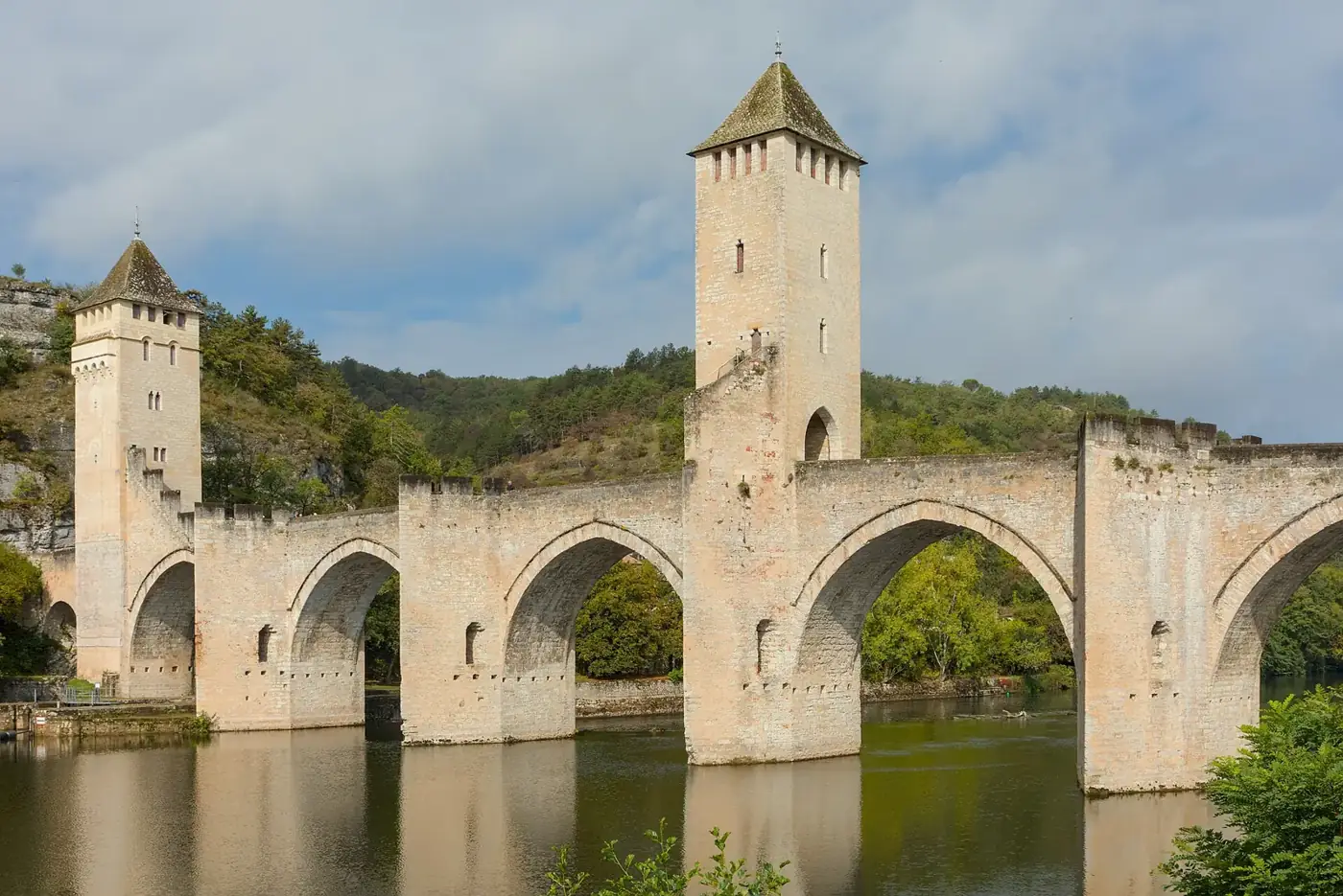 Le pont Valentré à Cahors, ses arches et ses tours sur le Lot