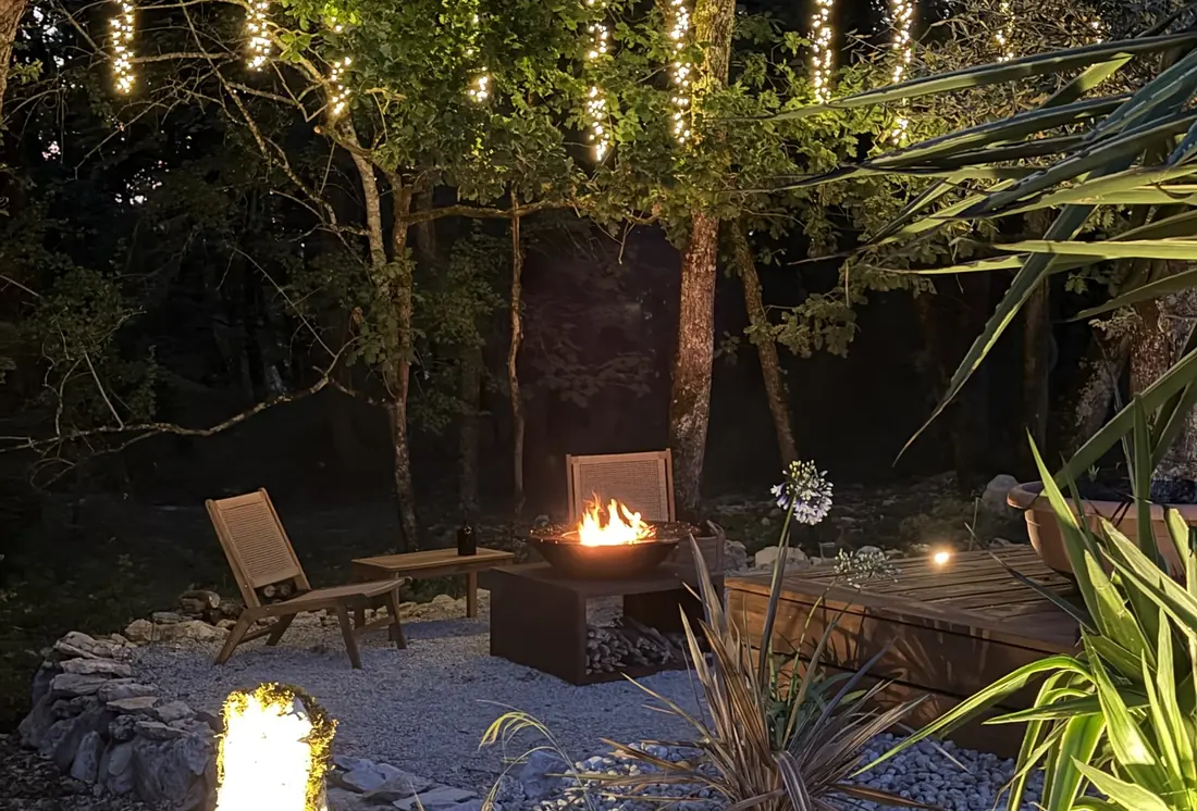 Le brasero allumé sur la terrasse du Zôme, la nuit