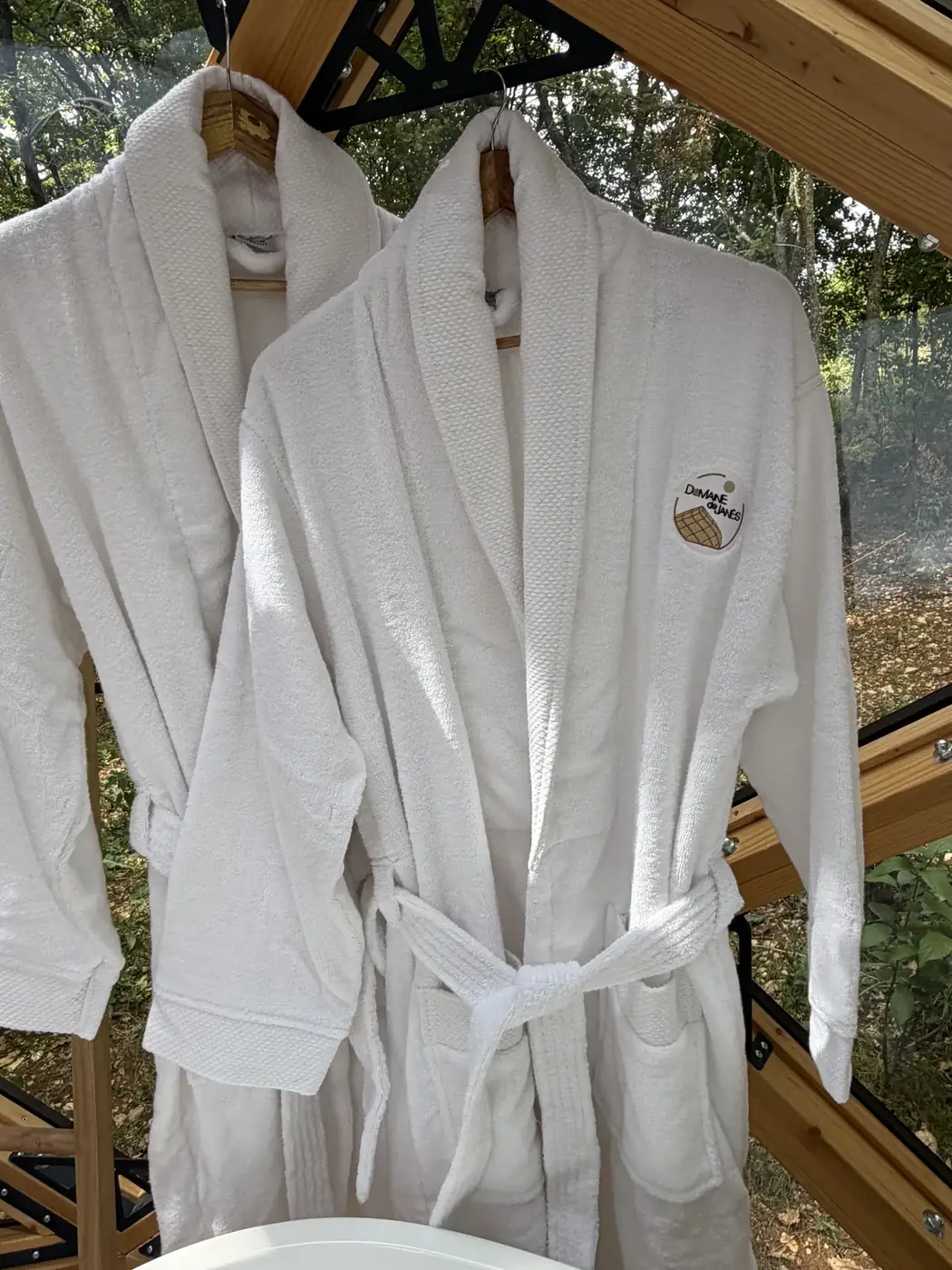 Les peignoirs suspendus sous la voûte du Zôme