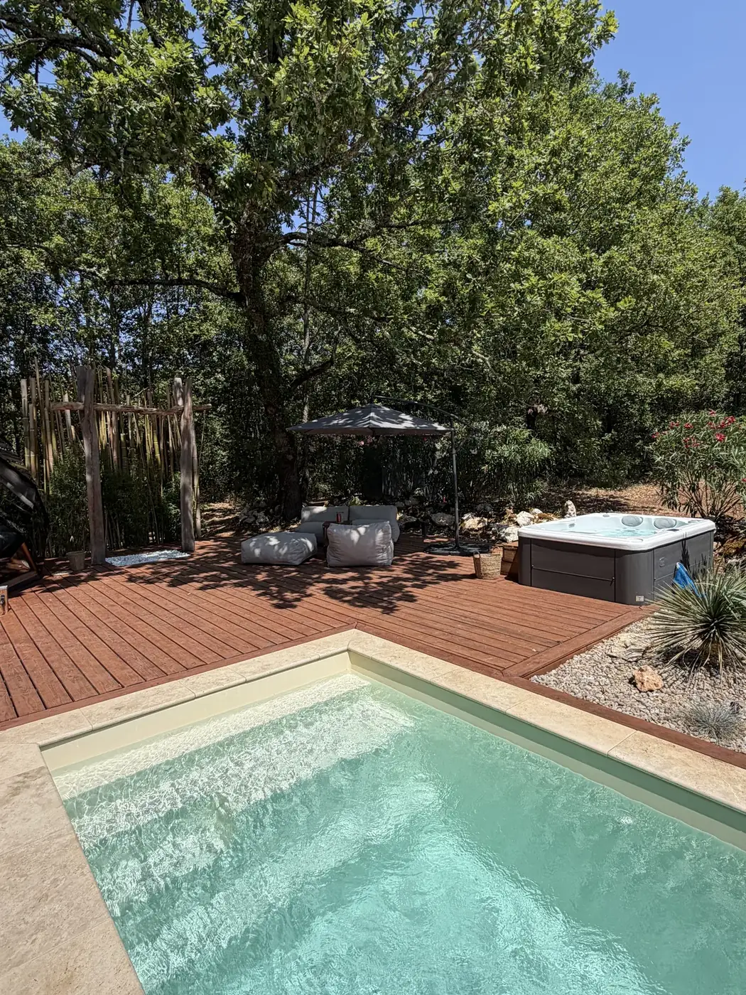 La piscine chauffée et la terrasse, de jour