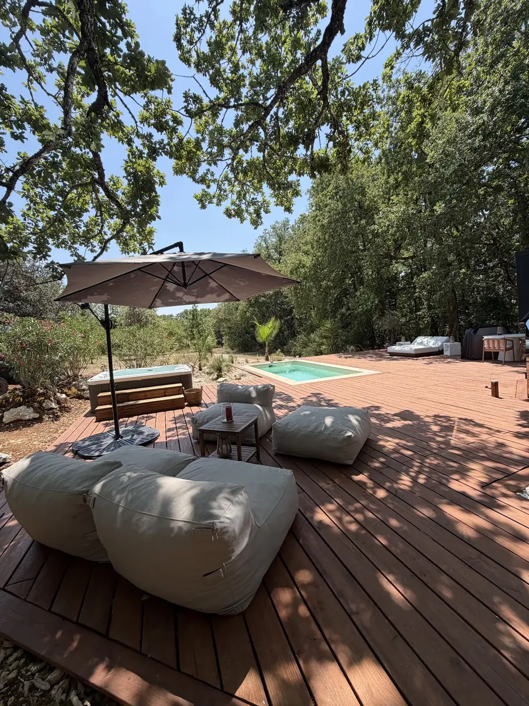 Les poufs de la terrasse et la piscine chauffée, de jour