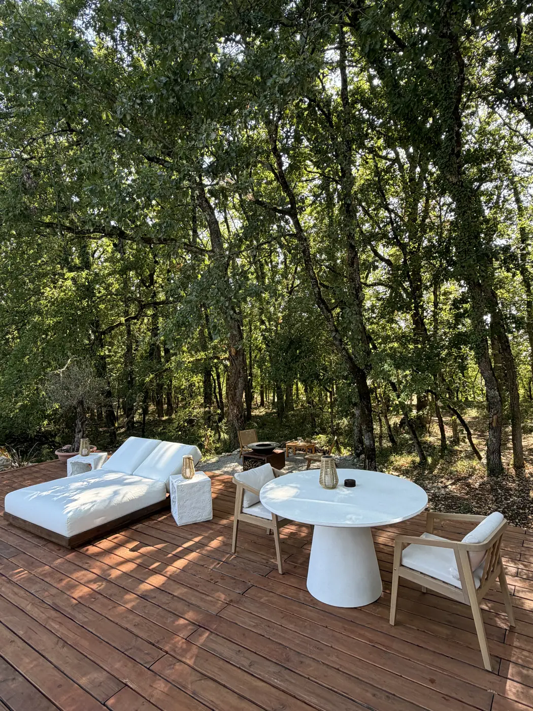 La table et les bains de soleil sur la terrasse